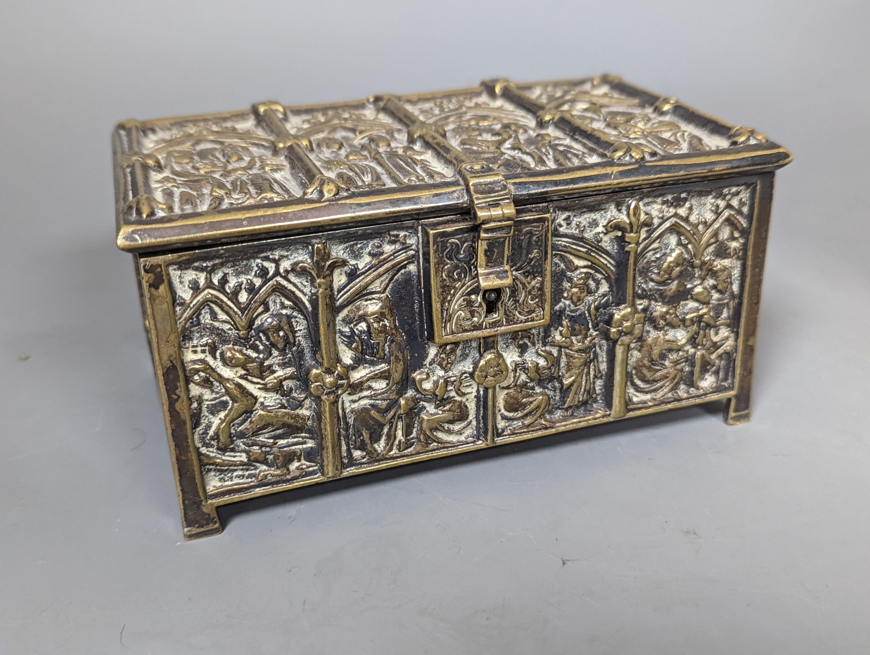 A classical figurative pot and a brass casket, 15.5cm